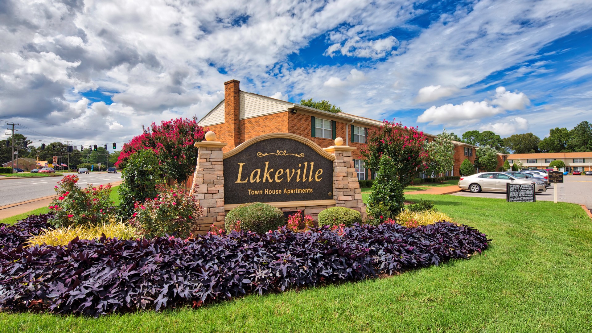 Lakeville Townhome Apartments S.L. Nusbaum Realty Co.